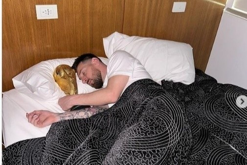 Bức ảnh Messi ngủ với cúp vàng gây bão mạng xã hội