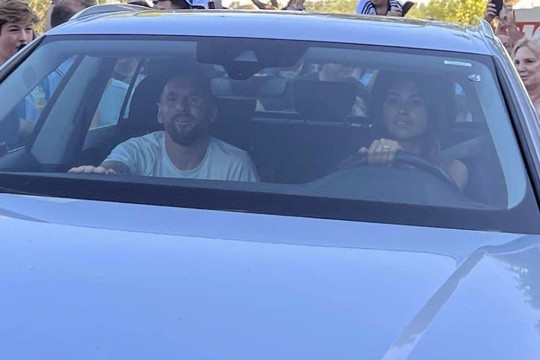 Messi ngồi xe vợ lái về thăm quê nhà