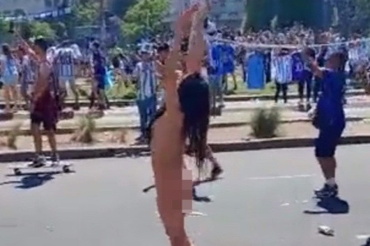 Nữ CĐV không mặc đồ trong cuộc diễu hành của tuyển Argentina