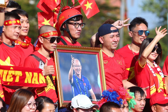 CĐV Việt Nam khuấy động thủ đô Vientiane trước trận gặp Lào