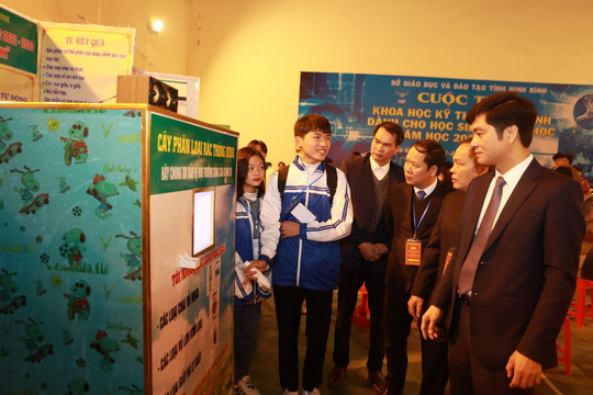 Học sinh 25 trường THPT Ninh Bình tranh tài thi Khoa học kĩ thuật