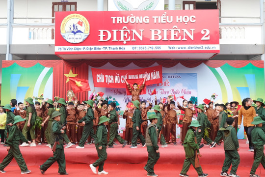 Gần 100 học sinh vào vai người lính tái hiện chiến thắng Điện Biên Phủ