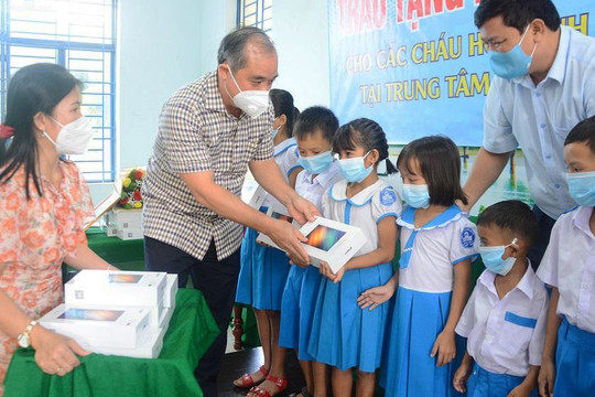 Gần 16 nghìn học sinh Quảng Ngãi được cấp máy tính bảng