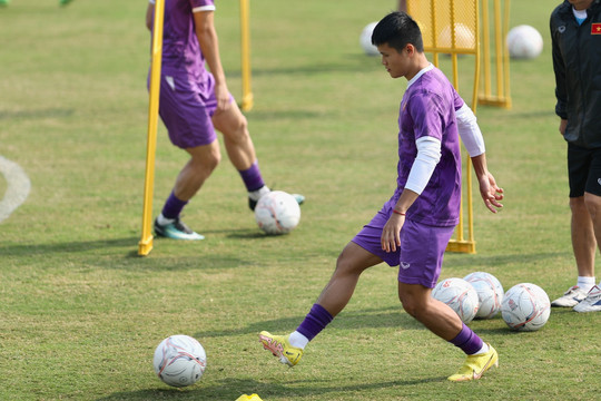 Tuyển Việt Nam trở lại tập luyện đấu Malaysia