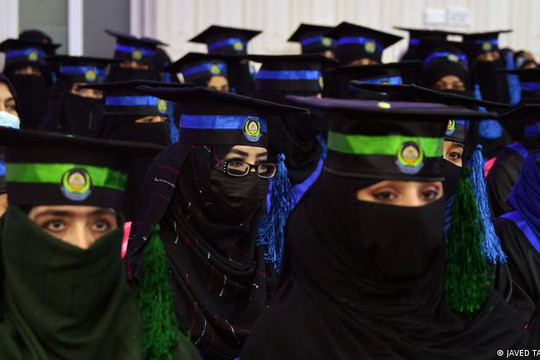 Taliban cấm phụ nữ học đại học