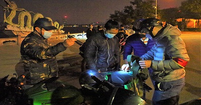 Cảnh sát 141 hóa trang xử lý "quái xế" trong đêm Noel ở Hà Nội