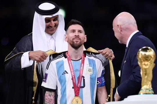 Chiếc áo choàng Messi mặc khi nâng cúp được hỏi mua