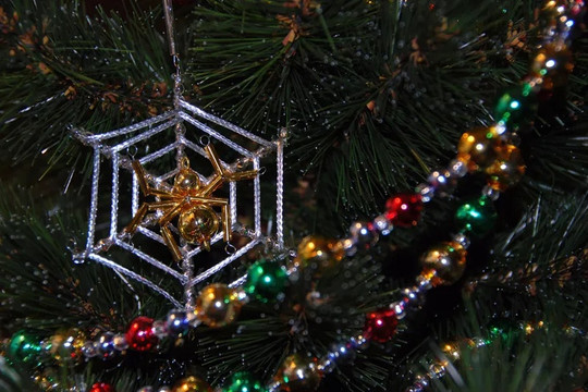 Vì sao người châu Âu treo nhện lên cây thông Giáng sinh