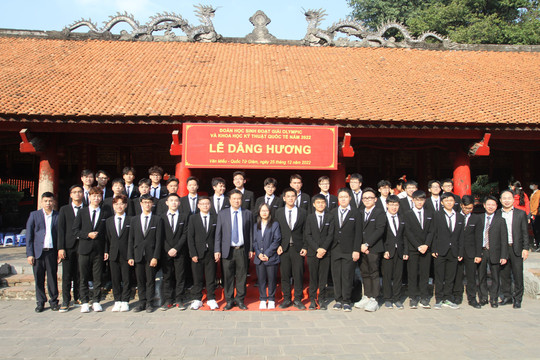Đoàn học sinh thi Olympic và KHKT 2022 dâng hương tại Văn Miếu - Quốc Tử Giám