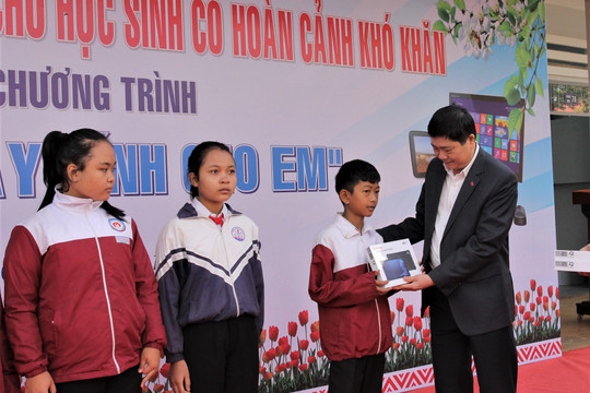 Đắk Lắk trao tặng 14.000 máy tính bảng cho học sinh khó khăn