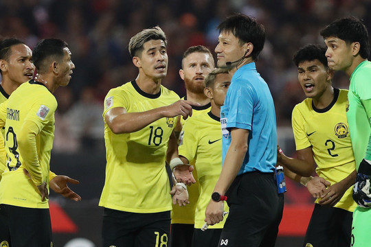 CĐV Malaysia phản ứng với trọng tài Nhật Bản