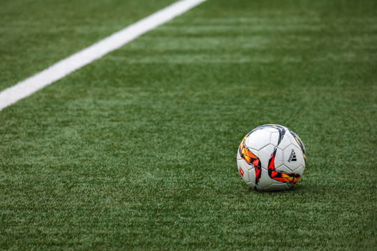 FIFA quy định thế nào cho khung thành, mặt cỏ sân bóng