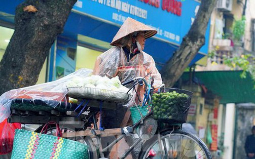 Người lao động ngoài đường phố Hà Nội quay quắt mưu sinh dưới mưa rét