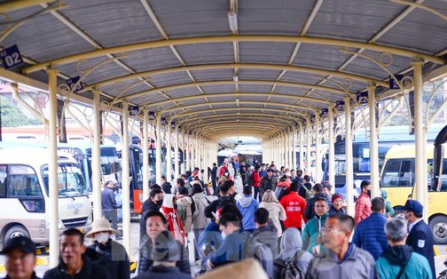 Người dân về quê đón Tết Dương lịch, bến xe ở Hà Nội 'tăng nhiệt'