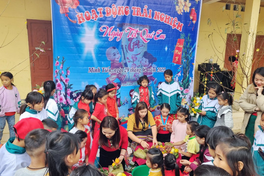Trường vùng cao Nghệ An vui tết sớm cho học sinh người Thái, Khơ Mú