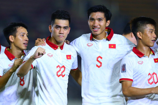 Tuyển Việt Nam thay 8 cầu thủ đấu Singapore