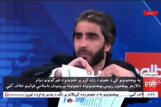 Giáo sư Afghanistan xé bằng trên sóng phản đối lệnh cấm của Taliban