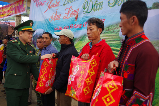Tổ chức 'Xuân biên phòng ấm lòng dân bản' tại Lai Châu