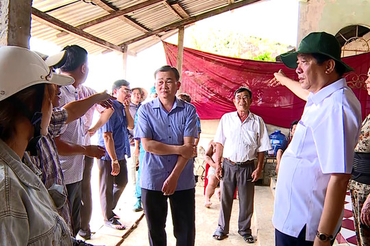 Lãnh đạo tỉnh Vĩnh Long thăm hỏi, tặng quà hộ dân bị ảnh hưởng bởi sạt lở