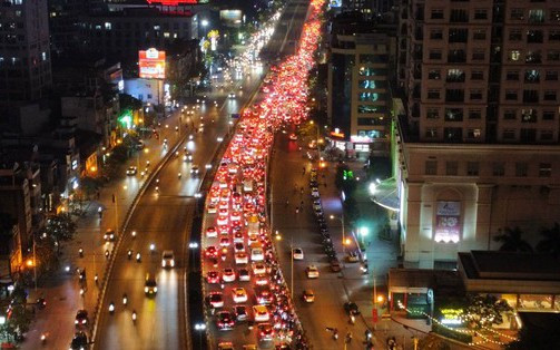 Dòng xe nhích từng mét từ chiều đến tối về Thủ đô ngày cuối nghỉ Tết
