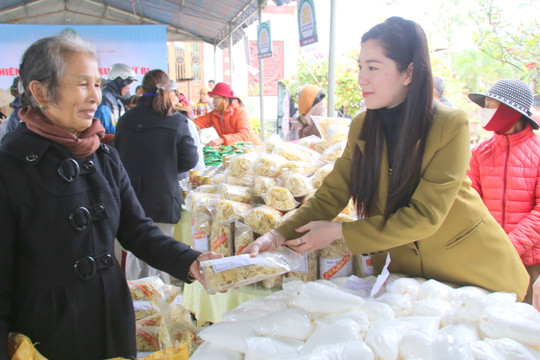 Đi chợ 0 đồng... người nghèo Quảng Trị nhận 1,2 triệu đồng quà Tết
