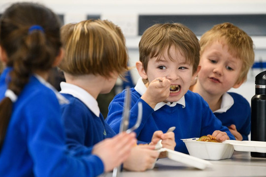 Những đứa trẻ đến trường với… cái bụng đói