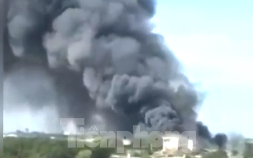Cháy lớn tại công ty gỗ ở Bình Dương, khói bốc cao cuồn cuộn