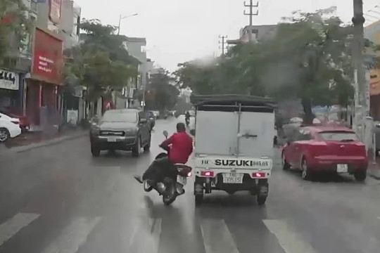 Video xe máy sang đường kiểu tự sát, suýt gây họa cho hai ô tô