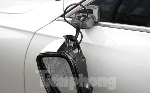Loạt ô tô đỗ ven đường ở Hà Nội bị đập hỏng gương