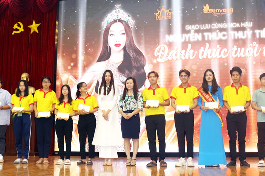 Hoa hậu Thùy Tiên cùng sinh viên Trường ĐH Cửu Long 'Đánh thức tuổi trẻ'