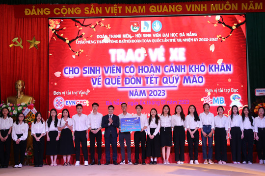 Đại học Đà Nẵng trao 200 vé xe cho sinh viên nghèo về quê đón Tết