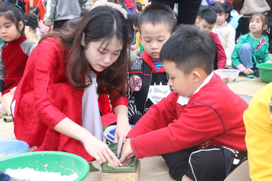 Học sinh Hà thành hào hứng với ngày hội gói bánh chưng tại trường