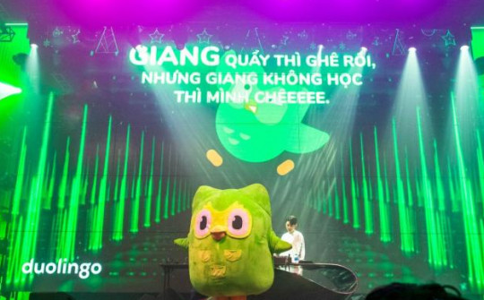 “Cú Xanh" Duolingo “đột kích” tiệc cuối năm, nhắc nhở giới trẻ vui chơi không quên học bài