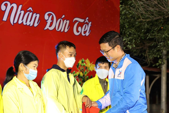 Tuổi trẻ Bắc Giang tặng quà cho bệnh nhân khó khăn dịp Tết