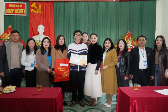 'Mẹ đỡ đầu' trao quà tết, hỗ trợ học sinh mồ côi tỉnh Nghệ An