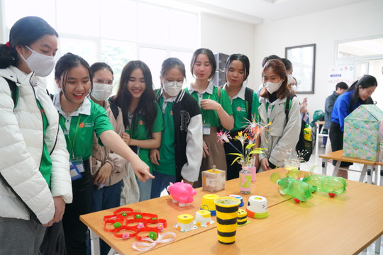 Sinh viên ĐH Đông Á làm đồ handmade gây quỹ ủng hộ vé xe Tết
