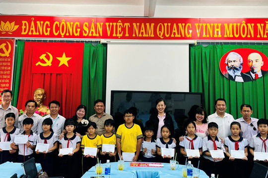 Trao tặng học bổng và quà Tết cho học sinh nghèo xã đảo Thạnh An