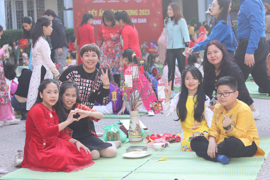 Lễ hội gói bánh chưng tại trường Tiểu học Lương Yên
