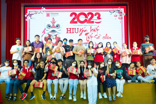HIU trao hơn 10.000 phần quà cho sinh viên dịp Tết Nguyên đán 2023