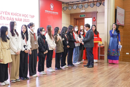 Trao học bổng khuyến khích học tập cho sinh viên có hoàn cảnh khó khăn