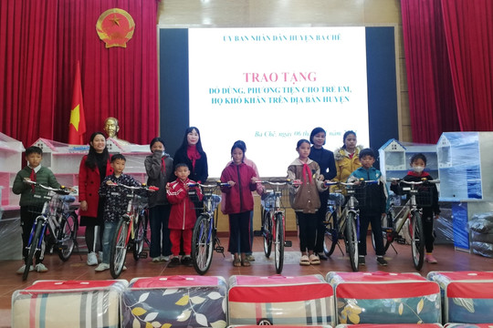 Quảng Ninh tặng quà cho trẻ em và gia đình có hoàn cảnh khó khăn