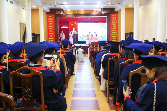 Trường ĐH Khoa học (ĐH Huế) trao bằng cho hơn 200 tân tiến sĩ, thạc sĩ