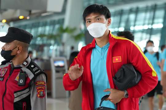 Cảnh sát Indonesia đưa tuyển Việt Nam ra sân bay