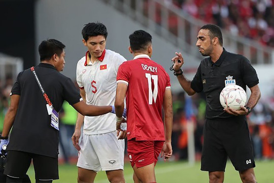 Trọng tài điều khiển trận hoà giữa Indonesia và Việt Nam bị chỉ trích