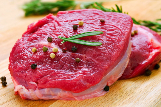 Những người nên thận trọng khi ăn thịt bò, thịt lợn
