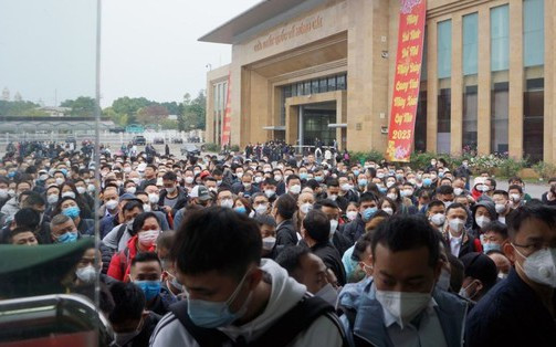 Hàng trăm người xếp hàng chờ xuất cảnh sang Trung Quốc ở cửa khẩu Móng Cái