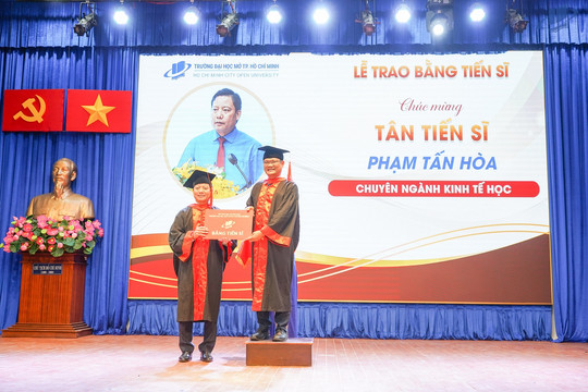 Trường ĐH Mở TPHCM trao bằng cho hơn 200 tân thạc sĩ, tiến sĩ
