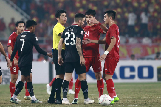 Cầu thủ Indonesia nổi nóng với Hoàng Đức