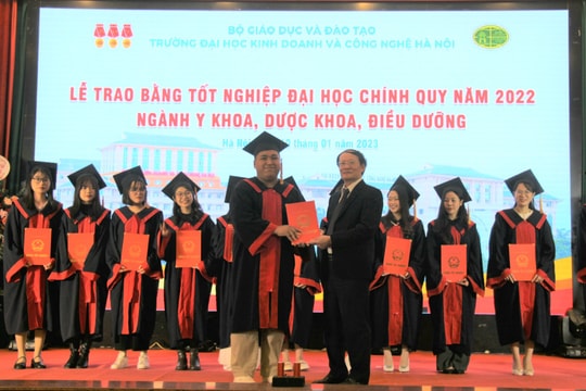 Đại học KD&CN Hà Nội trao Bằng tốt nghiệp cho gần 300 sinh viên khối Sức khỏe