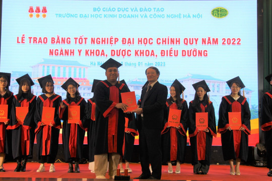 Trường ĐH Kinh doanh và Công nghệ Hà Nội trao bằng tốt nghiệp sinh viên y khoa